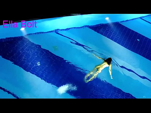 ❤️ Non podo deixar de mirar, unha moza loira que é sorprendida nadando espida na piscina do resort ELLA BOLT ️ Vídeo porno en % gl.klassikaprint.ru % ❌️❤